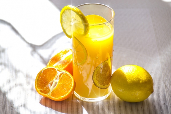 Spremuta di limone: quando berla? Ricetta, proprietà, benefici e  controindicazioni
